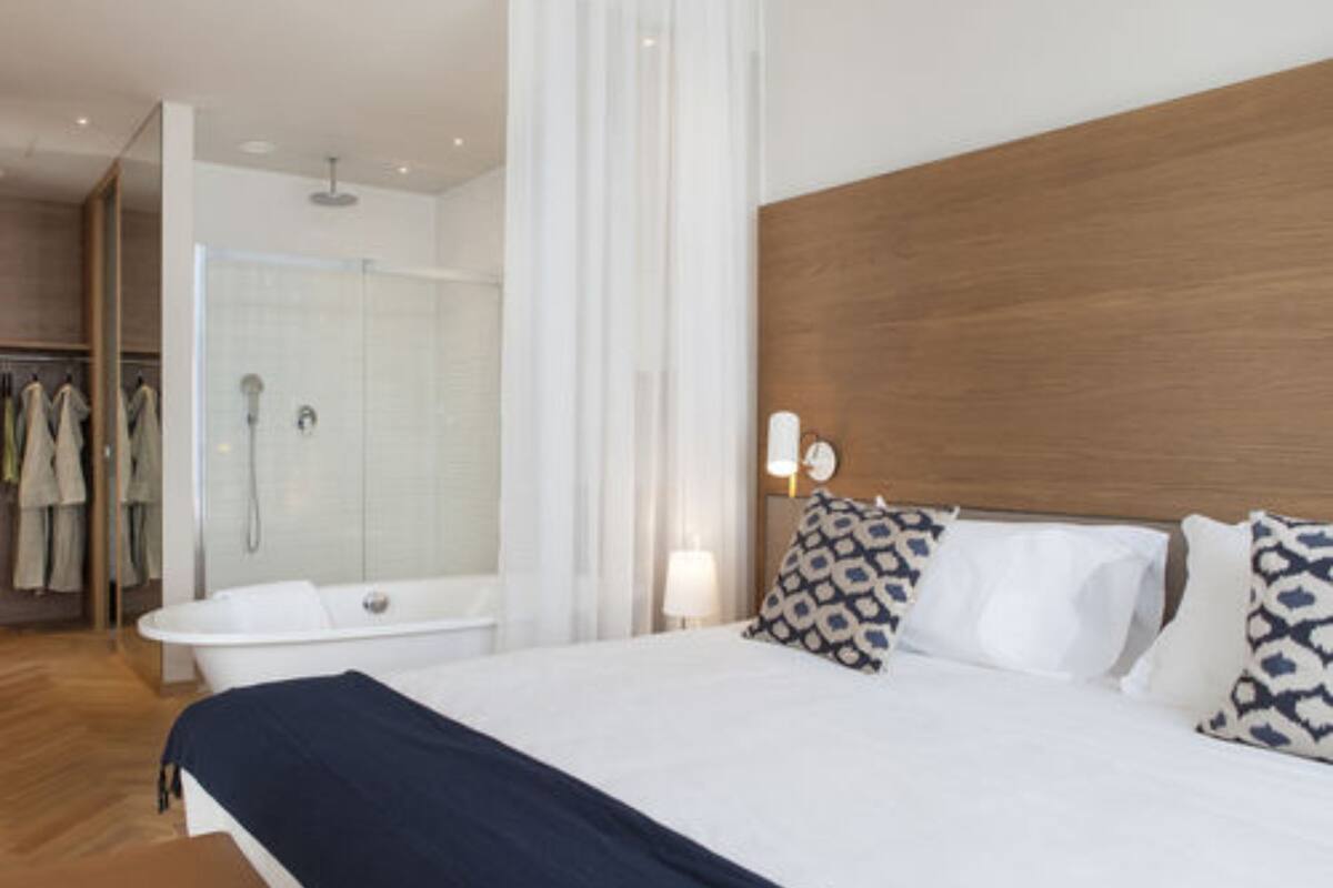 suite, lake view | minibar, in-room safe, desk, blackout curtains