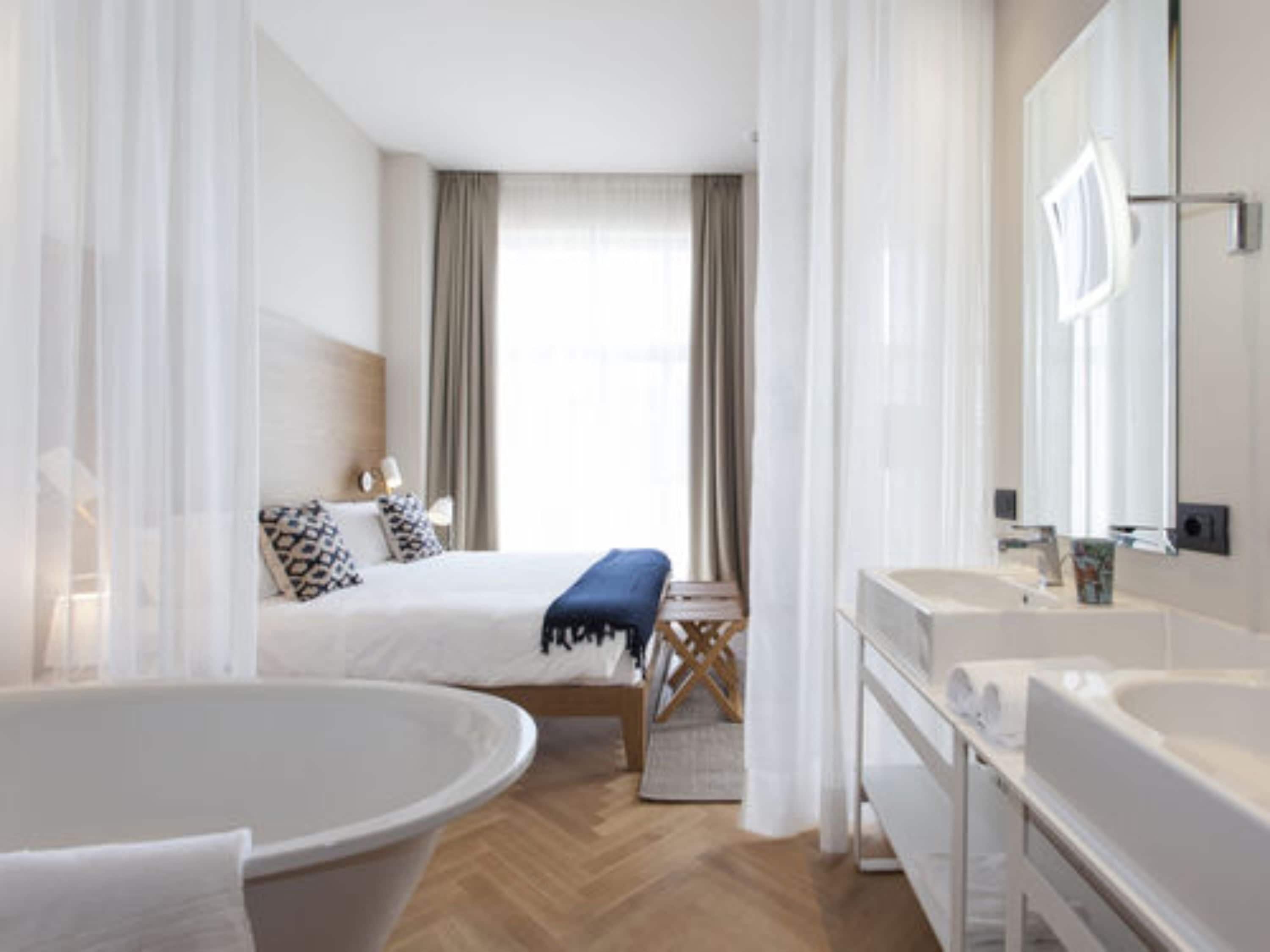 suite, lake view | minibar, in-room safe, desk, blackout curtains