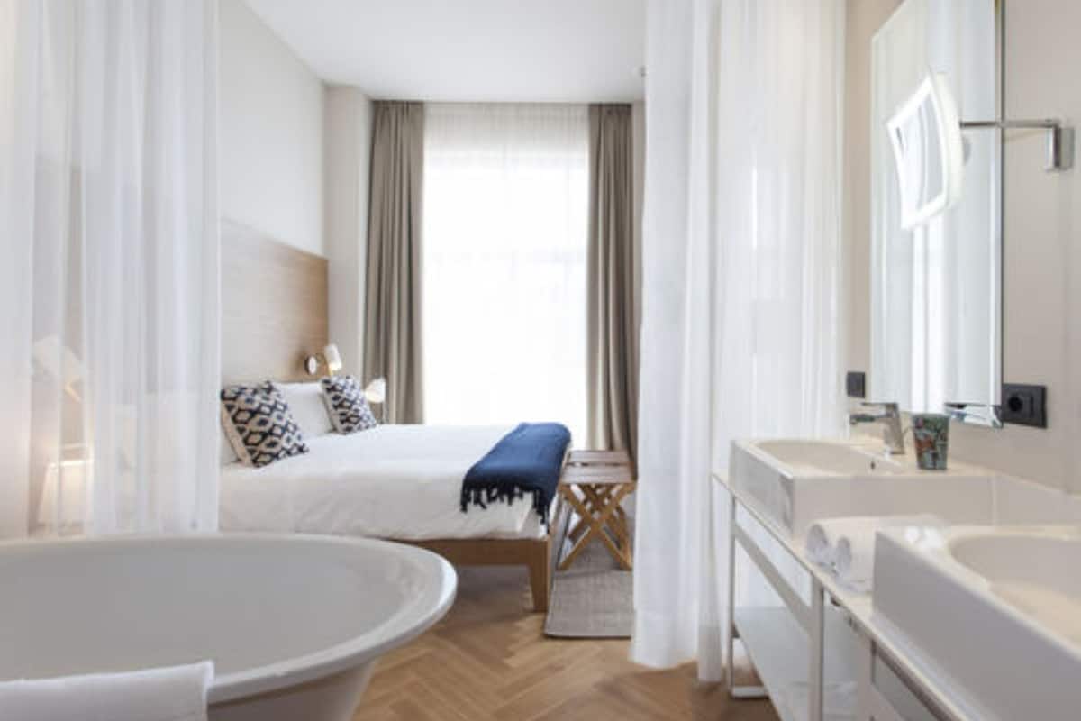 suite, lake view | minibar, in-room safe, desk, blackout curtains