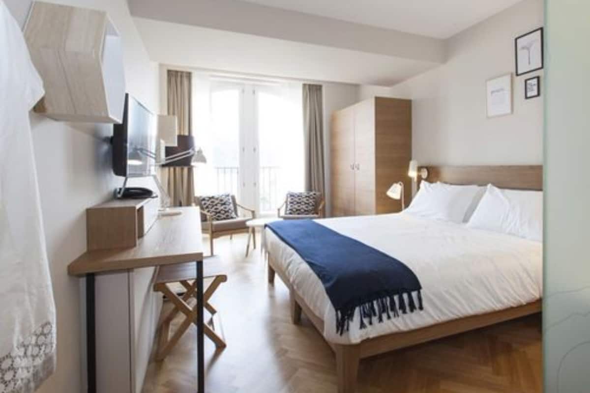 superior room, lake view | minibar, in-room safe, desk, blackout curtains