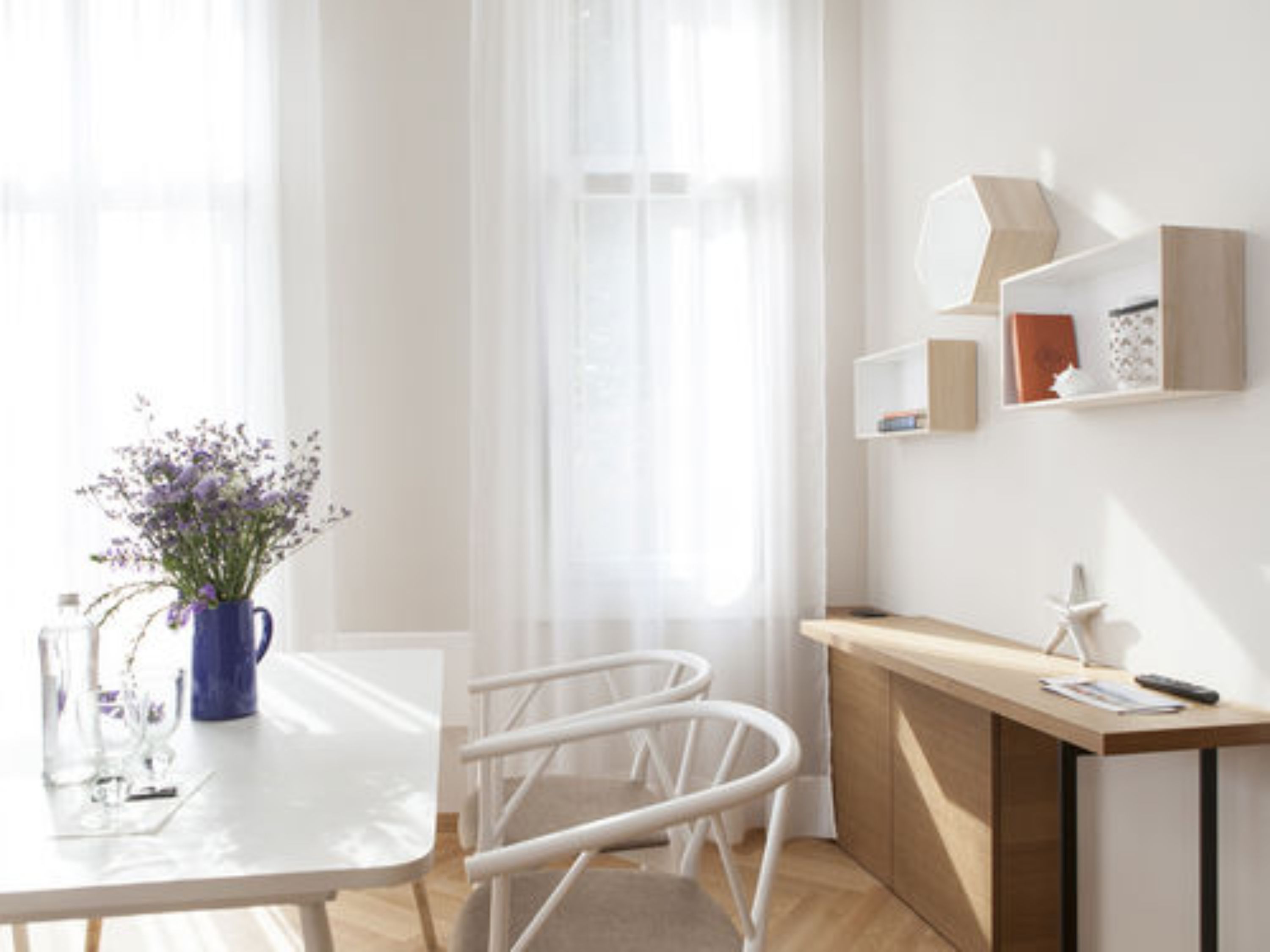 Phòng Suite, quang cảnh hồ | Minibar, két bảo mật tại phòng, bàn, màn/rèm cản sáng 