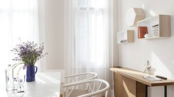 Suite, utsikt mot innsjø | Minibar, safe på rommet, skrivebord og blendingsgardiner