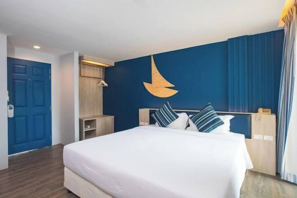 In-room safe, laptop workspace, blackout drapes, WiFi (free)