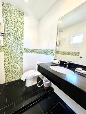 Quarto casal econômico | Banheiro | Chuveiro, chuveiro com efeito de chuva, produtos de toalete grátis 