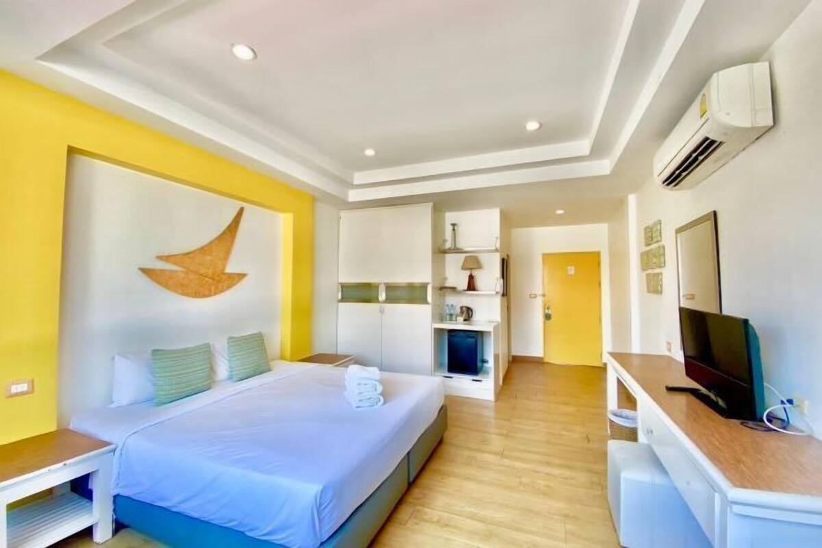 In-room safe, laptop workspace, blackout drapes, WiFi (free)