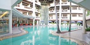 Hồ bơi ngoài trời 