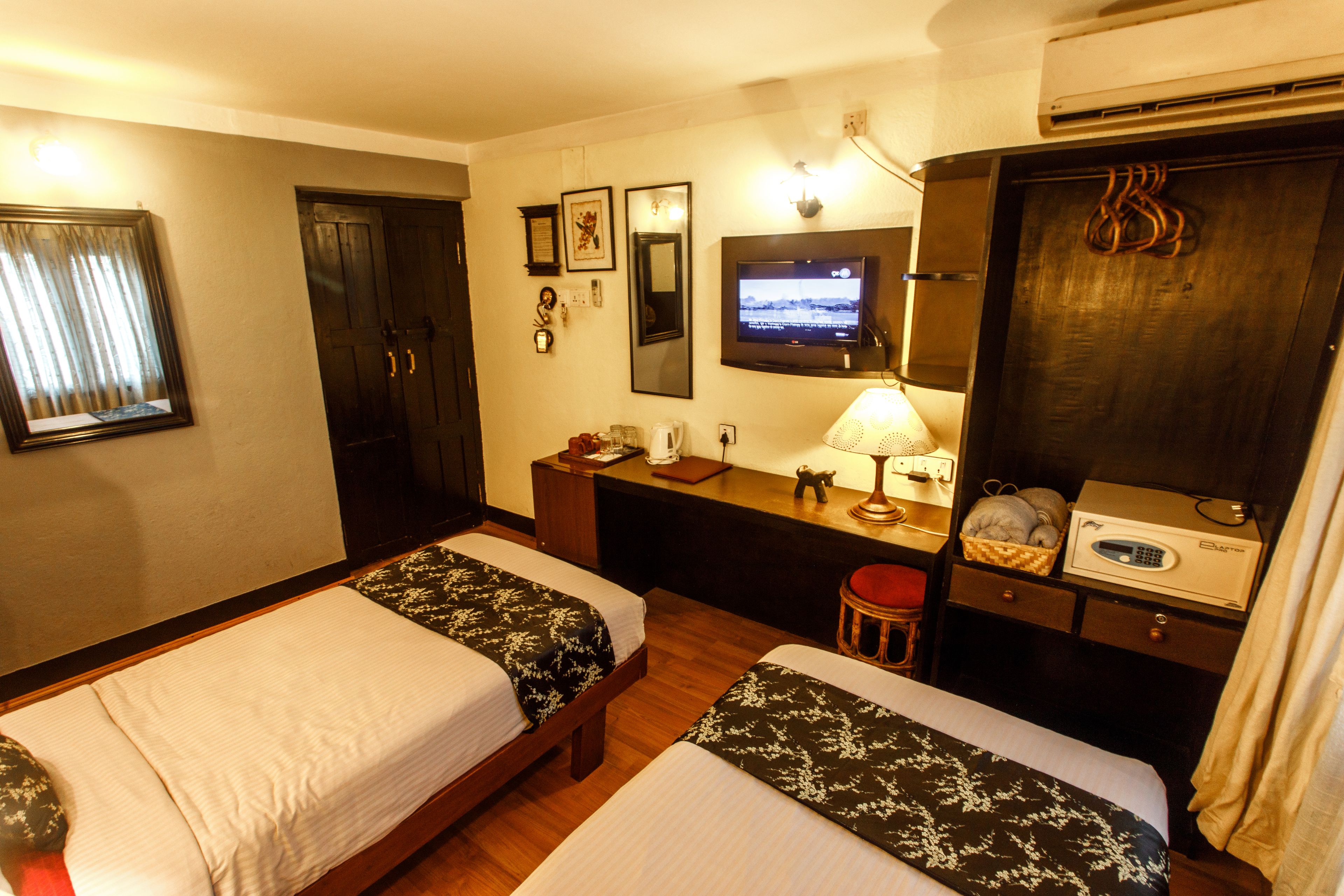 deluxe room | 1 bedroom, down duvets, free minibar, in-room safe