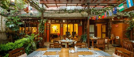 Sarapan (USD 10 per orang)