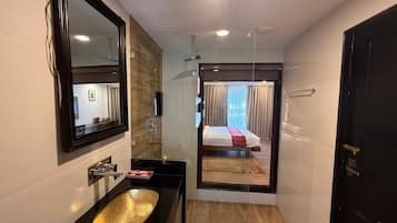 Down duvets, free minibar, in-room safe, desk