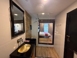 Donsdekens, een gratis minibar, een kluis op de kamer, een bureau