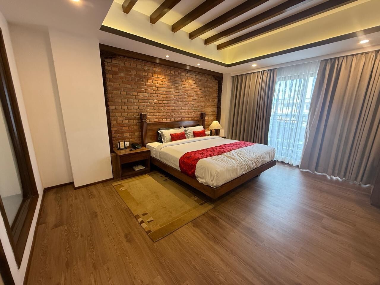 Edredones de plumas, minibar con artículos gratuitos, caja fuerte