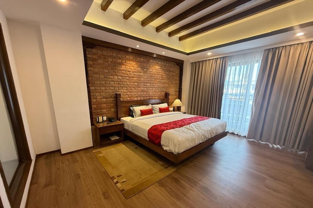 Untuvapeitot, ilmaiset minibaarituotteet, tallelokero huoneessa