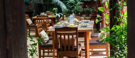 2 restaurants, breakfast, lunch, dinner served; international cuisine