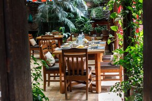 2 restaurants servant le petit déjeuner, le déjeuner et le dîner
