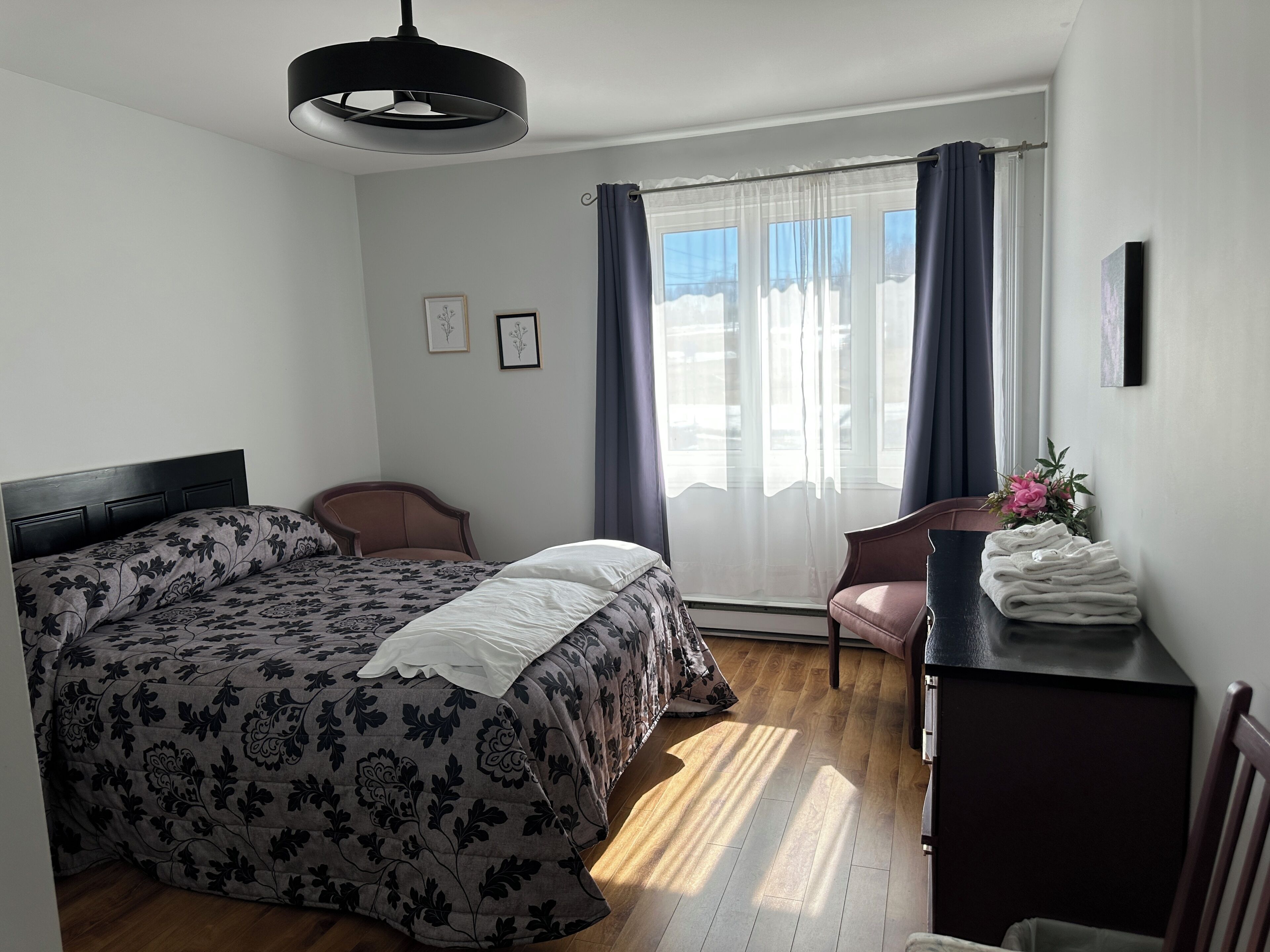 Appartement n° 3 (2 chambres) | Coin séjour | Télévision de 32 pouces avec chaînes par câble, chauffage par le sol