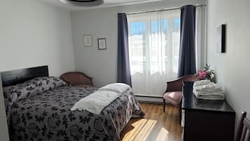 Appartement n° 3 (2 chambres) | Coin séjour | Télévision de 32 pouces avec chaînes par câble, chauffage par le sol