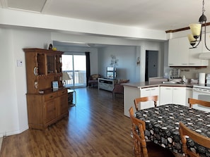 Departamento, 2 habitaciones | Área de sala de estar | Televisión de 32 pulgadas con canales por cable y piso con calefacción