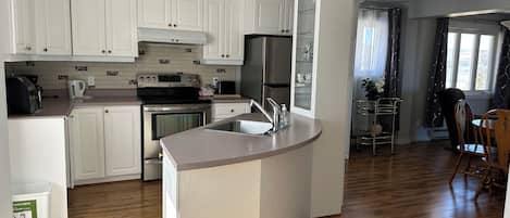 Apartamento, 1 quarto | Cozinha privada | Geladeira grande, micro-ondas, fogão, cooktop