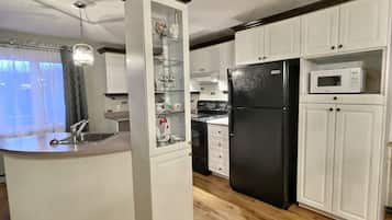 Apartment, 1 Bedroom | Private kitchen | Full-size fridge, microwave, oven, stovetop