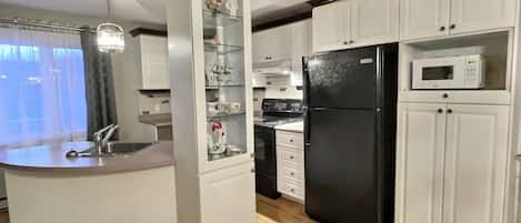 Apartment, 1 Bedroom (1 Double Bed ) | Private kitchen | Full-sized fridge, microwave, oven, stovetop