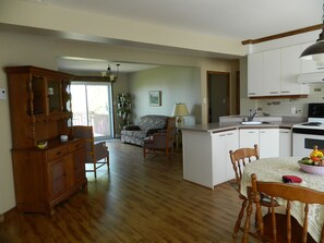 Leilighet, 2 soverom | Oppholdsområde | En 32-tommers TV med kabel-kanaler samt oppvarmet gulv