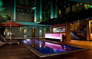 Kolam renang outdoor, dengan payung kolam renang dan kursi berjemur