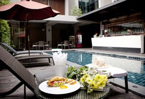 Outdoor pool, pool umbrellas, sun loungers
