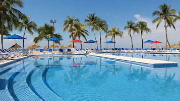 2 piscinas al aire libre, sombrillas, sillones reclinables de piscina