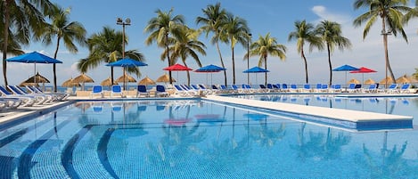 2 piscines extérieures, parasols de plage, chaises longues