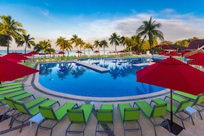 2 Außenpools, Sonnenschirme, Liegestühle