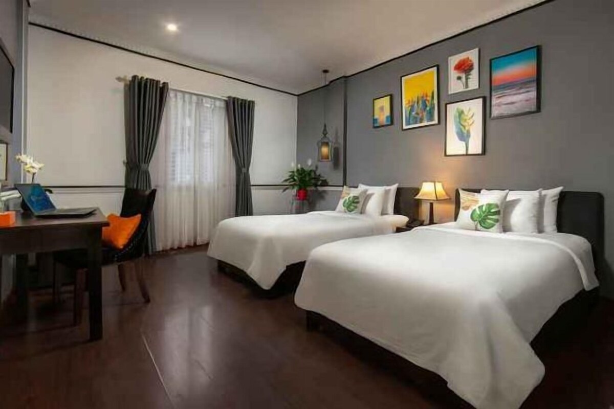 1 bedroom, Egyptian cotton sheets, premium bedding, down comforters