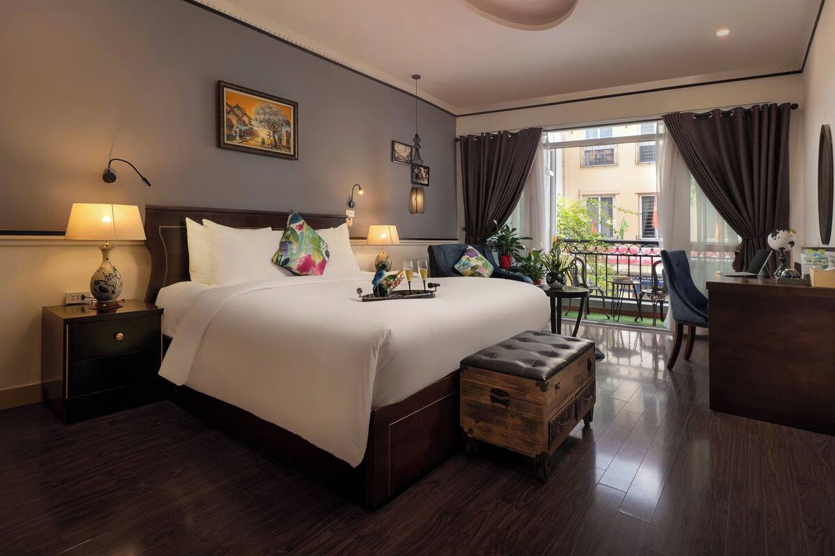 ห้องสวีท, ระเบียง, วิวเมือง | 1 ห้องนอน, ผ้าปูที่นอนฝ้ายอียิปต์, เครื่องนอนระดับพรีเมียม, ผ้านวมขนเป็ด