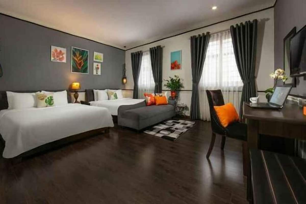 1 bedroom, Egyptian cotton sheets, premium bedding, down comforters