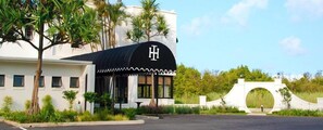 Un hôtel au design moderne, dont l’entrée est marquée par un grand logo en forme de « H ».