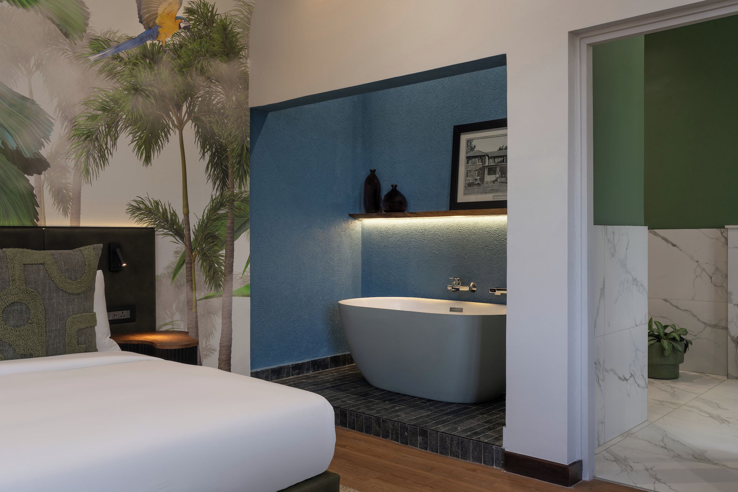 Une salle de bain moderne avec une baignoire sur pieds, un espace douche et un lavabo fixé au mur.