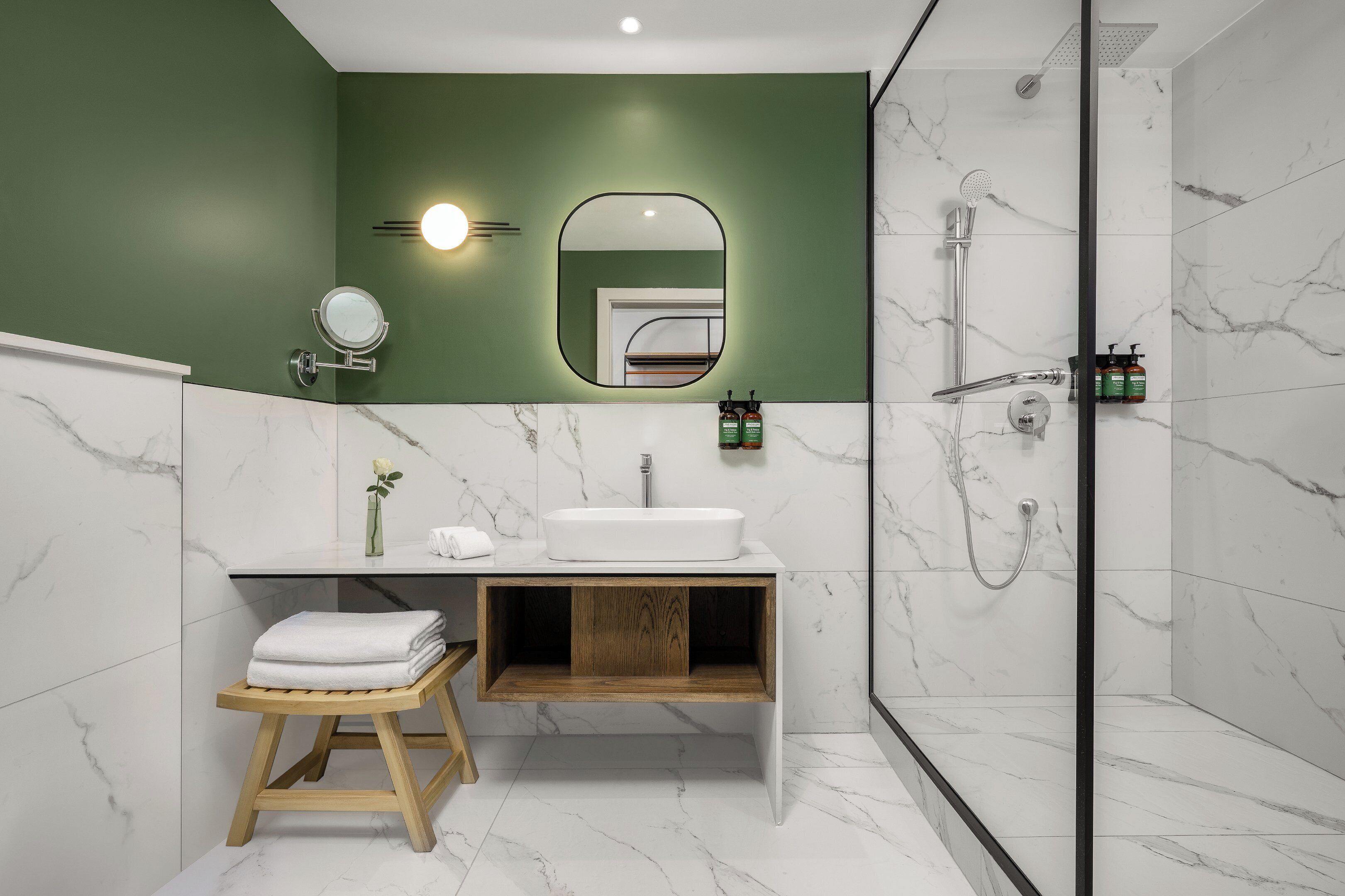 ฝักบัว, เรนชาวเวอร์, ของใช้ในห้องน้ำฟรี, ไดร์เป่าผม (มีให้บริการตามคำขอ)