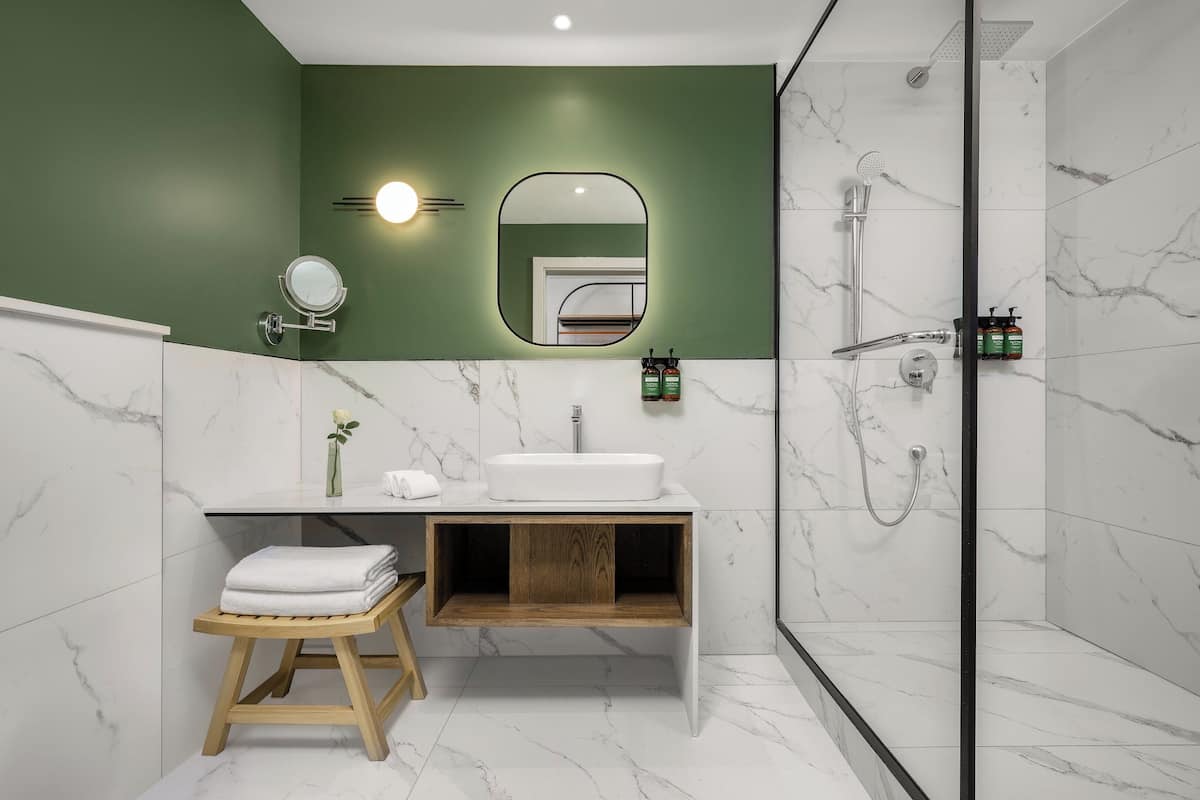 Shower, rainfall showerhead, free toiletries, hair dryer