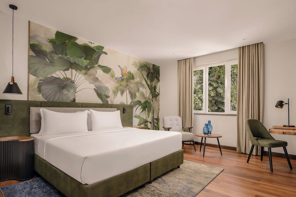 Habitació Deluxe, 1 llit de matrimoni gran | 1 dormitori, roba de llit d'alta qualitat i caixa forta a l'habitació