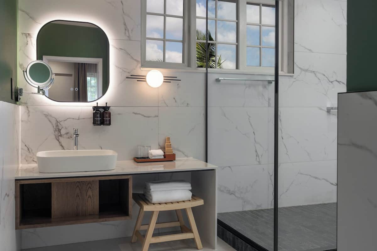 Grand Room, 1 King Bed, Balcony, Pool View | Bathroom