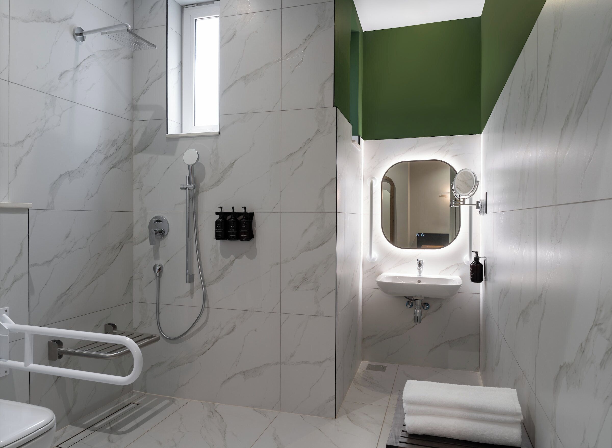 Ropa de cama de alta calidad y caja de seguridad en la habitación 