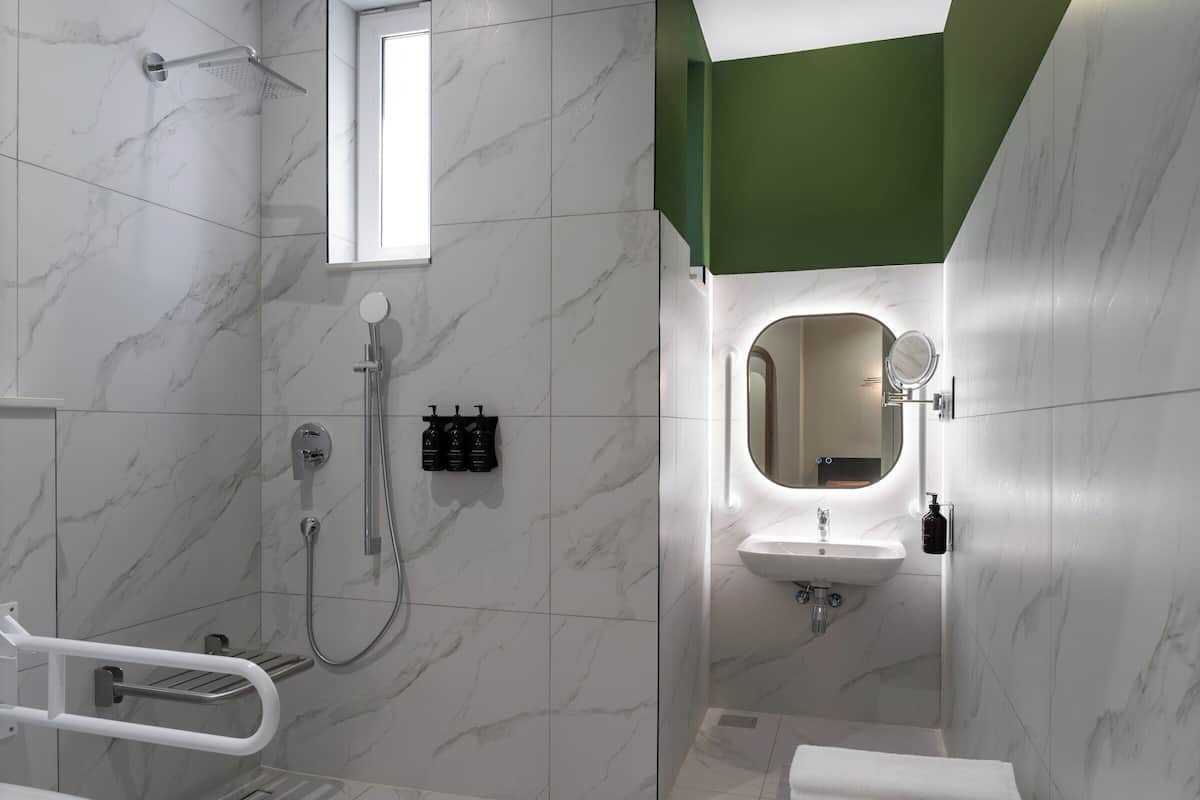 Ropa de cama de alta calidad y caja de seguridad en la habitación