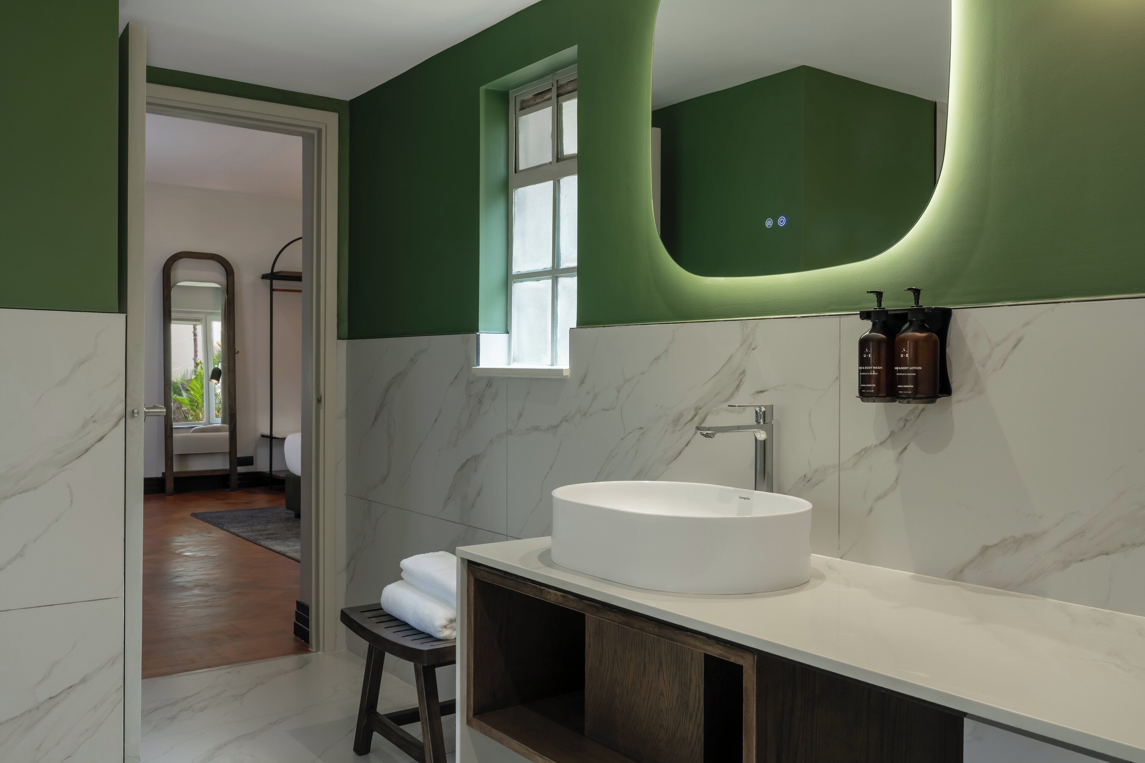 Shower, rainfall showerhead, free toiletries, hair dryer