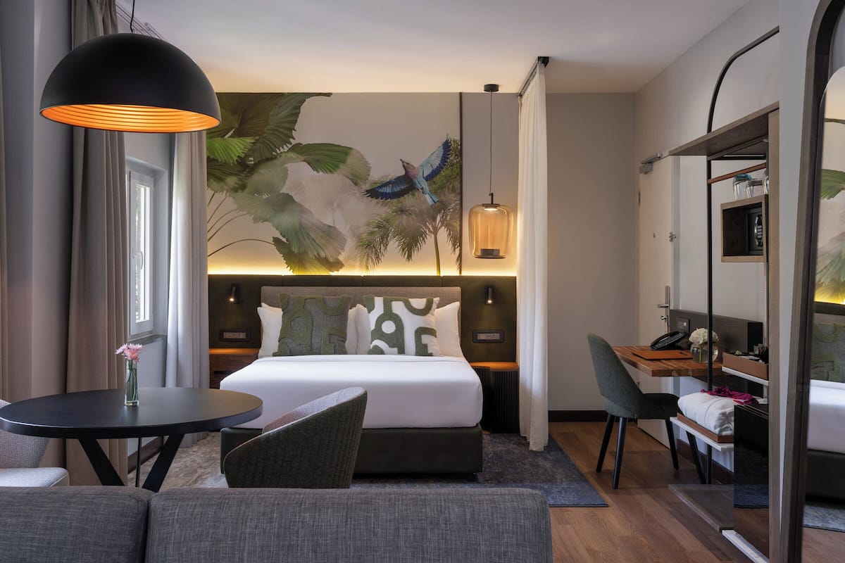 Premium bedding, in-room safe, individually decorated