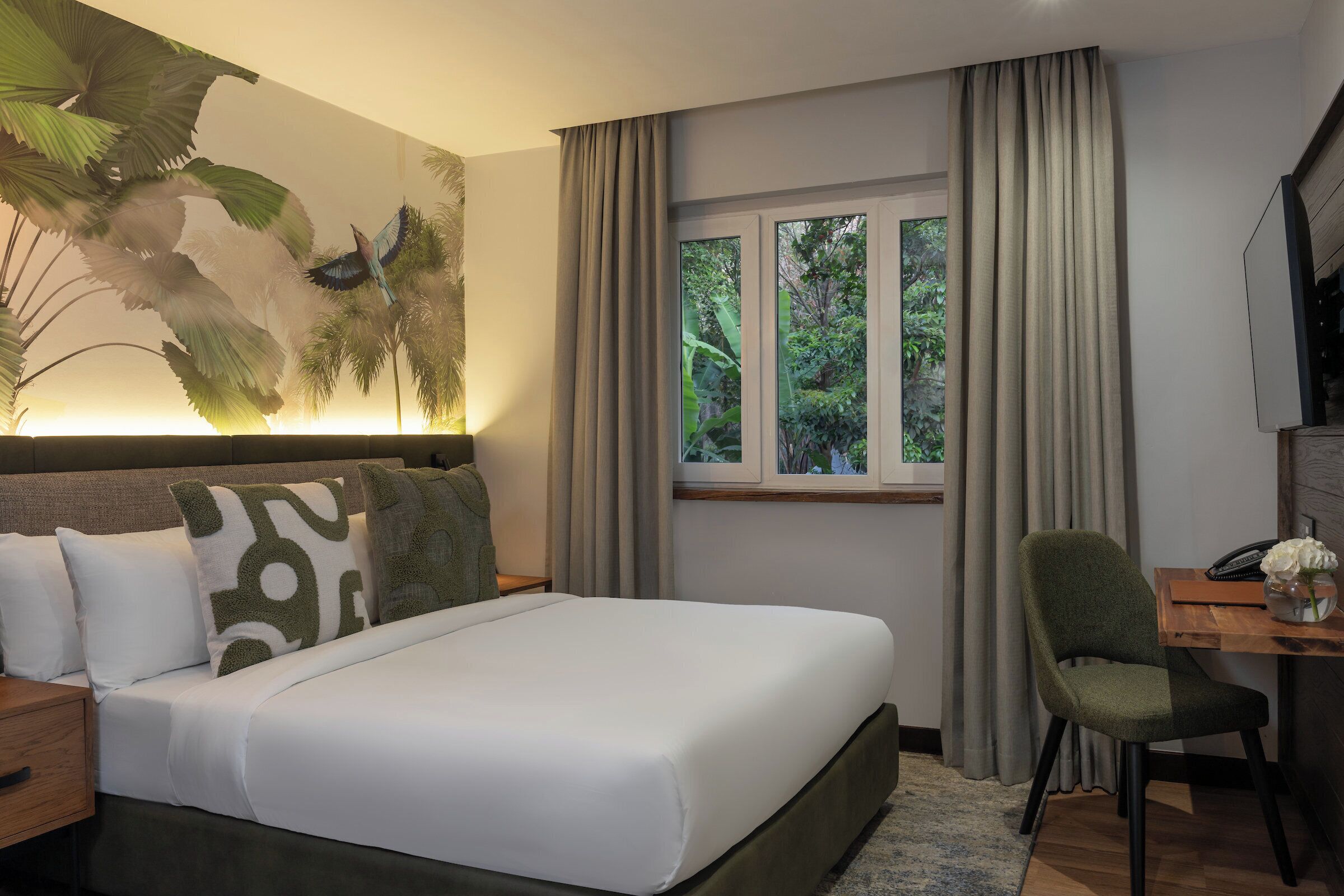 Ropa de cama de alta calidad y caja de seguridad en la habitación 