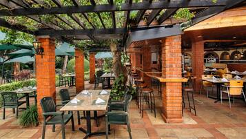 4 restaurants, breakfast, lunch, dinner served; international cuisine