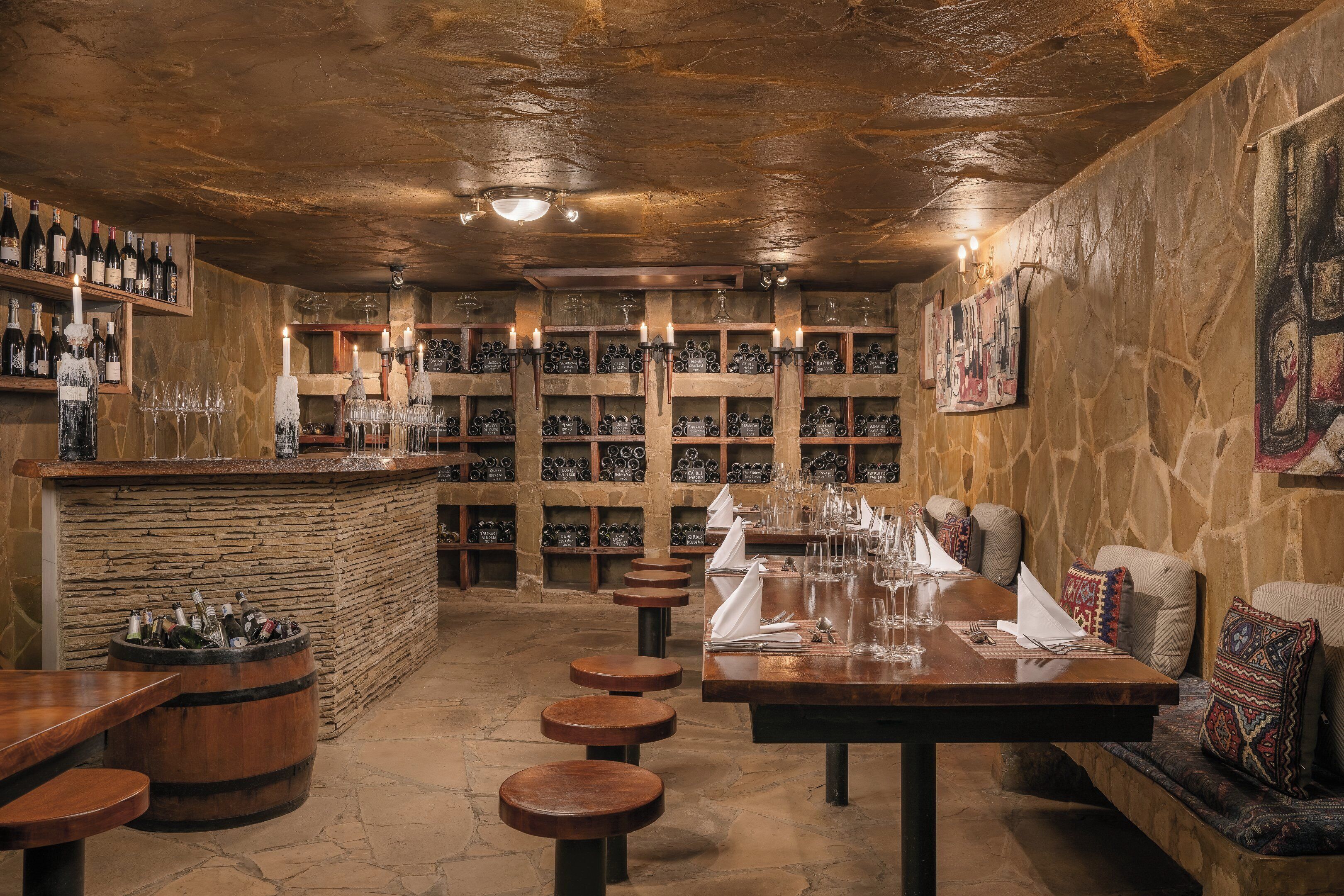 4 restaurants, breakfast, lunch, dinner served; international cuisine