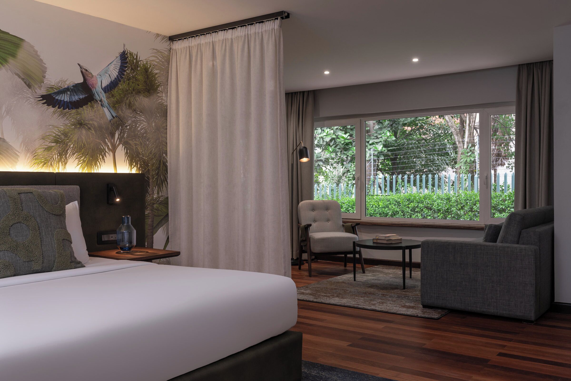 Ropa de cama de alta calidad y caja de seguridad en la habitación 