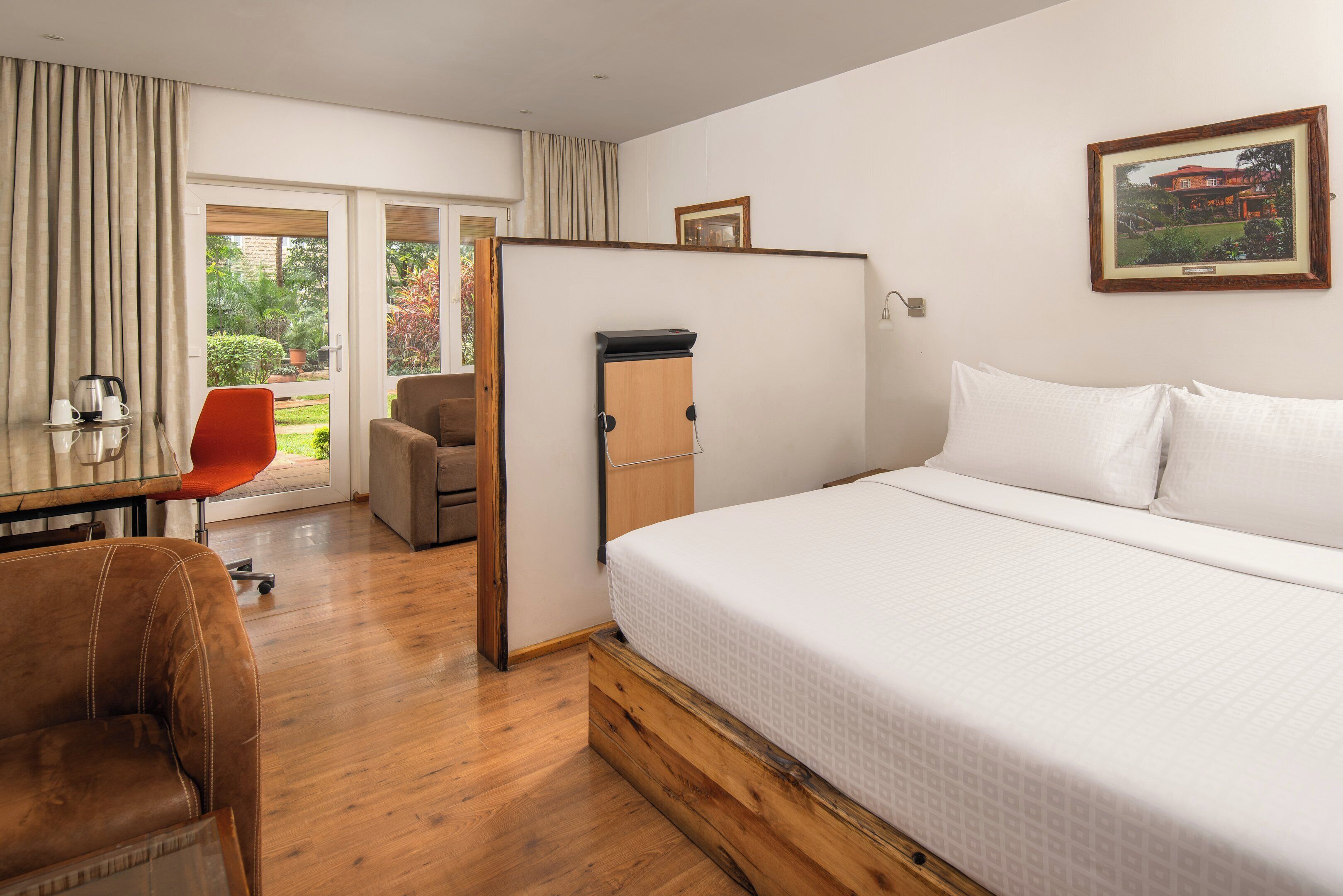 Premium bedding, in-room safe, individually decorated