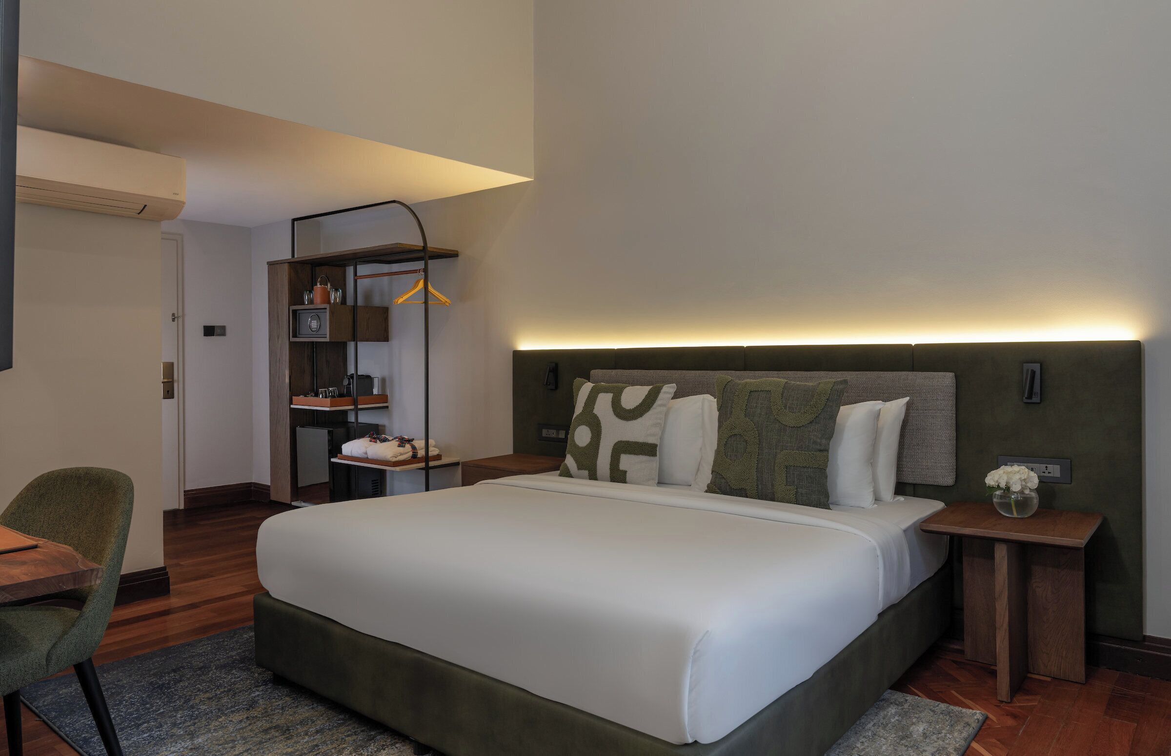 Ropa de cama de alta calidad y caja de seguridad en la habitación 