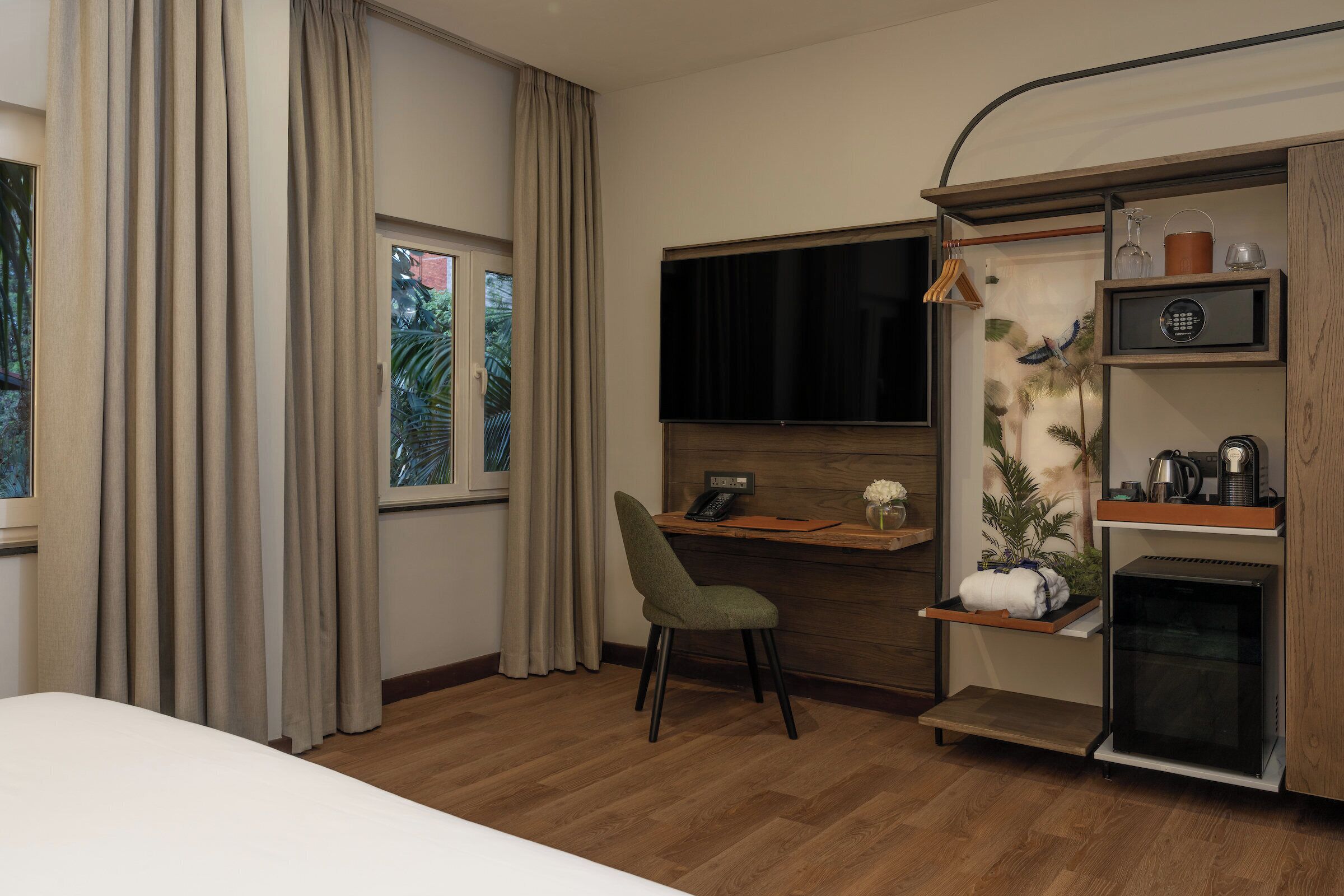 Ropa de cama de alta calidad y caja de seguridad en la habitación 